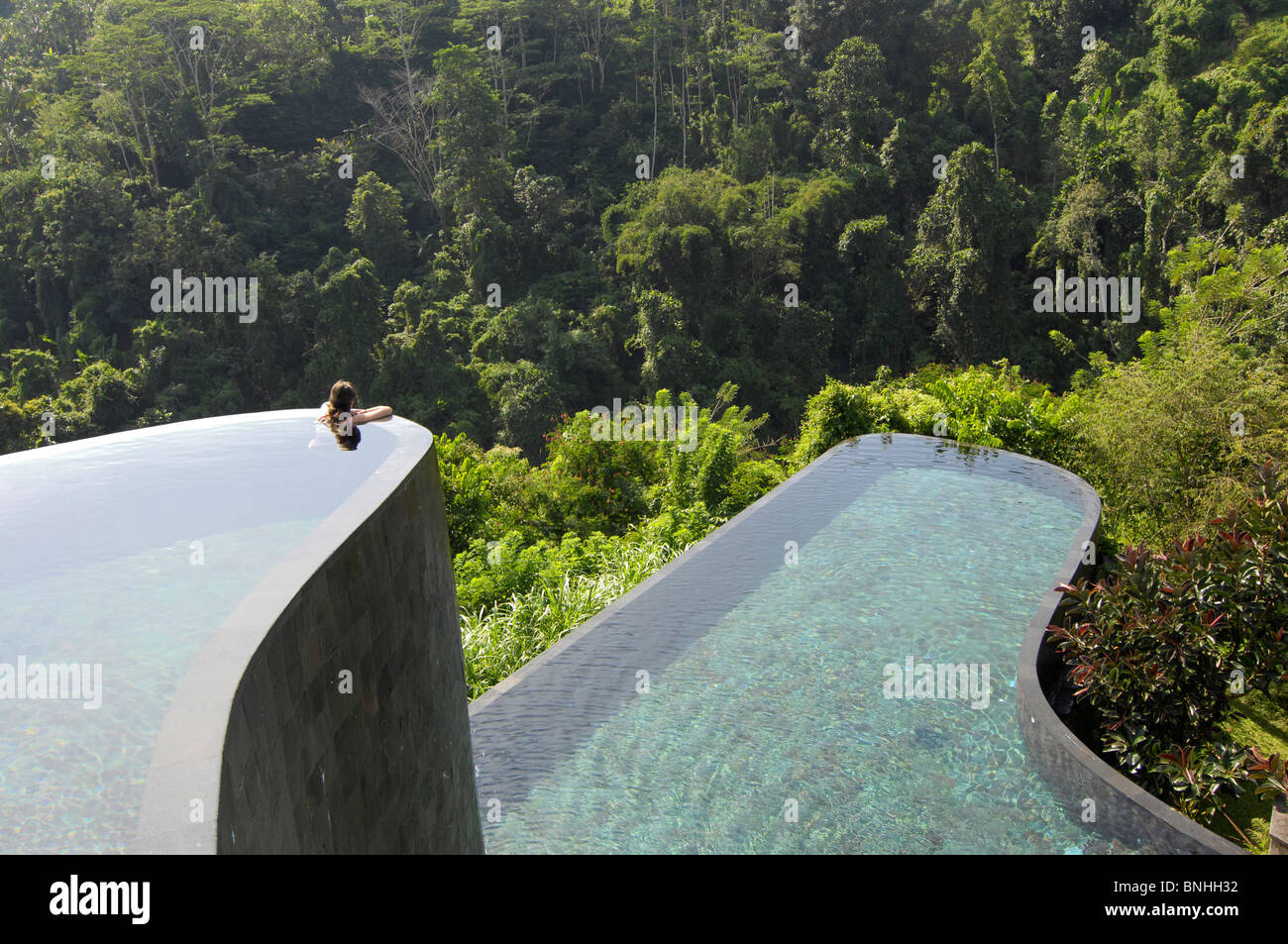 Asie Indonésie Bali Ubud Emplacement voyage hôtel Ubud Hanging Gardens extérieure une personne une architecture moderne echelle Banque D'Images