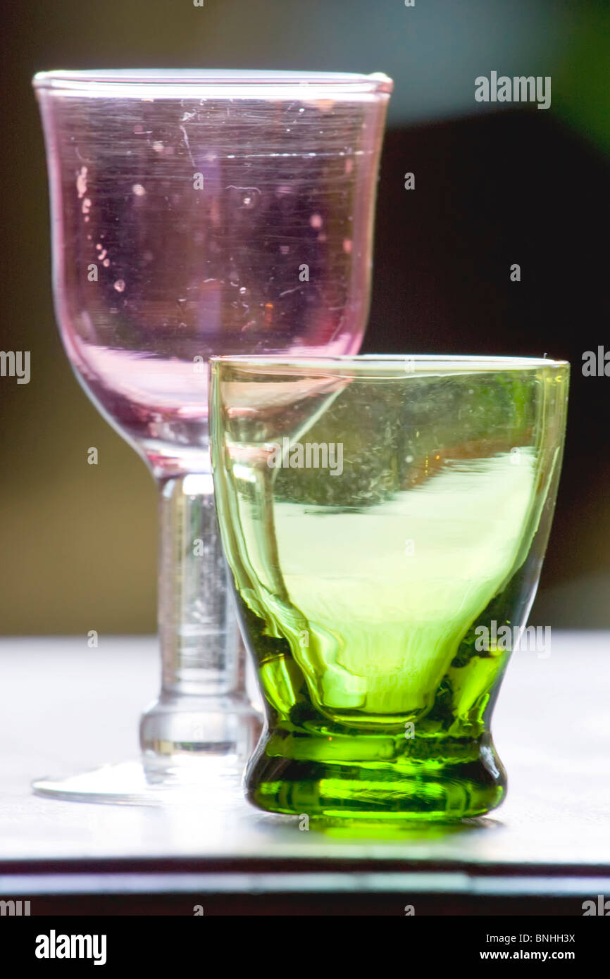 Vieilles tasses en verre vert et rouge Banque D'Images