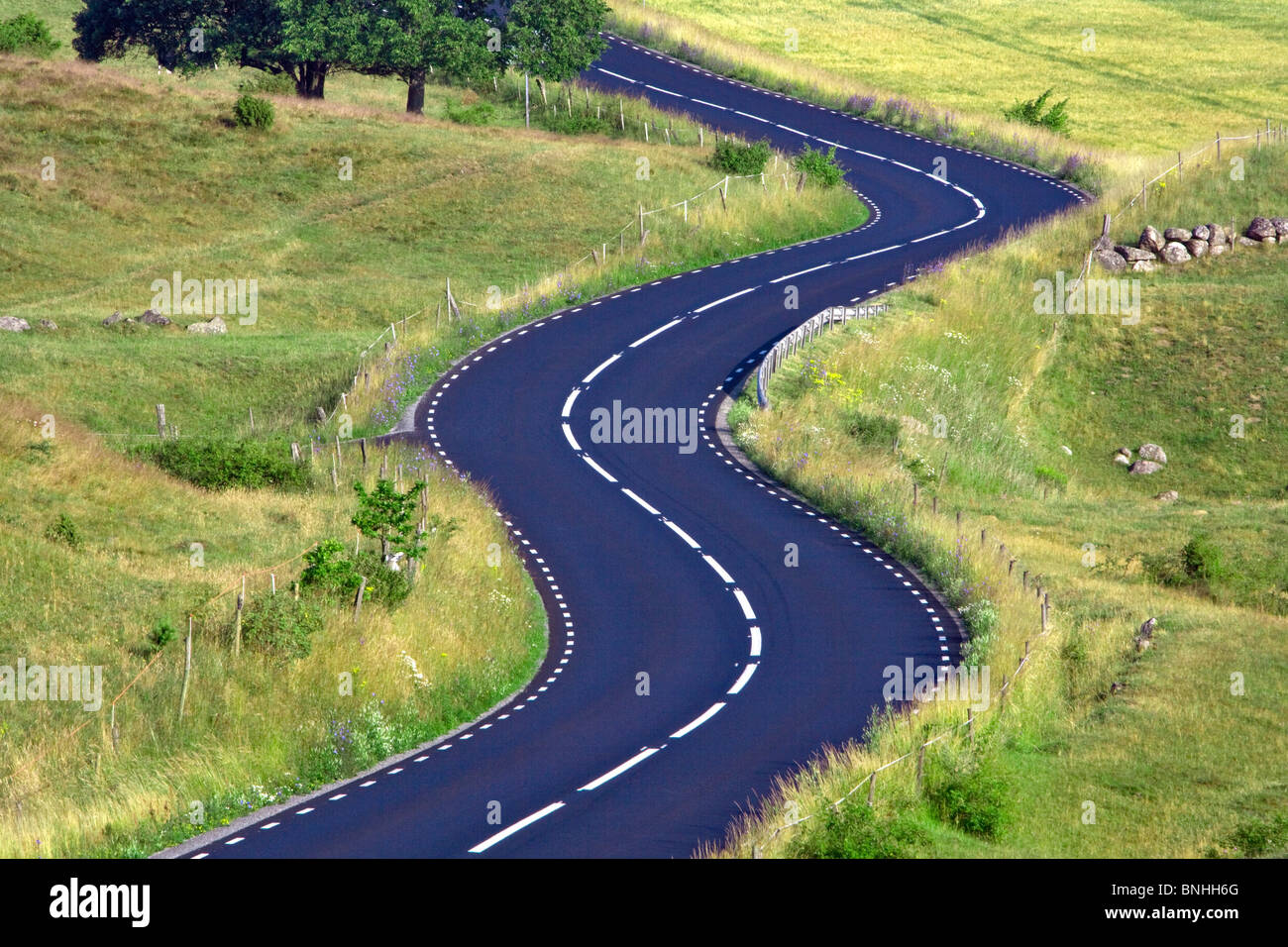 La Suède l'asphalte routier campagne sinueuse Skäne Concepts Concept Country Road Country Roads Country side courbes Courbe de Jour Jour Banque D'Images