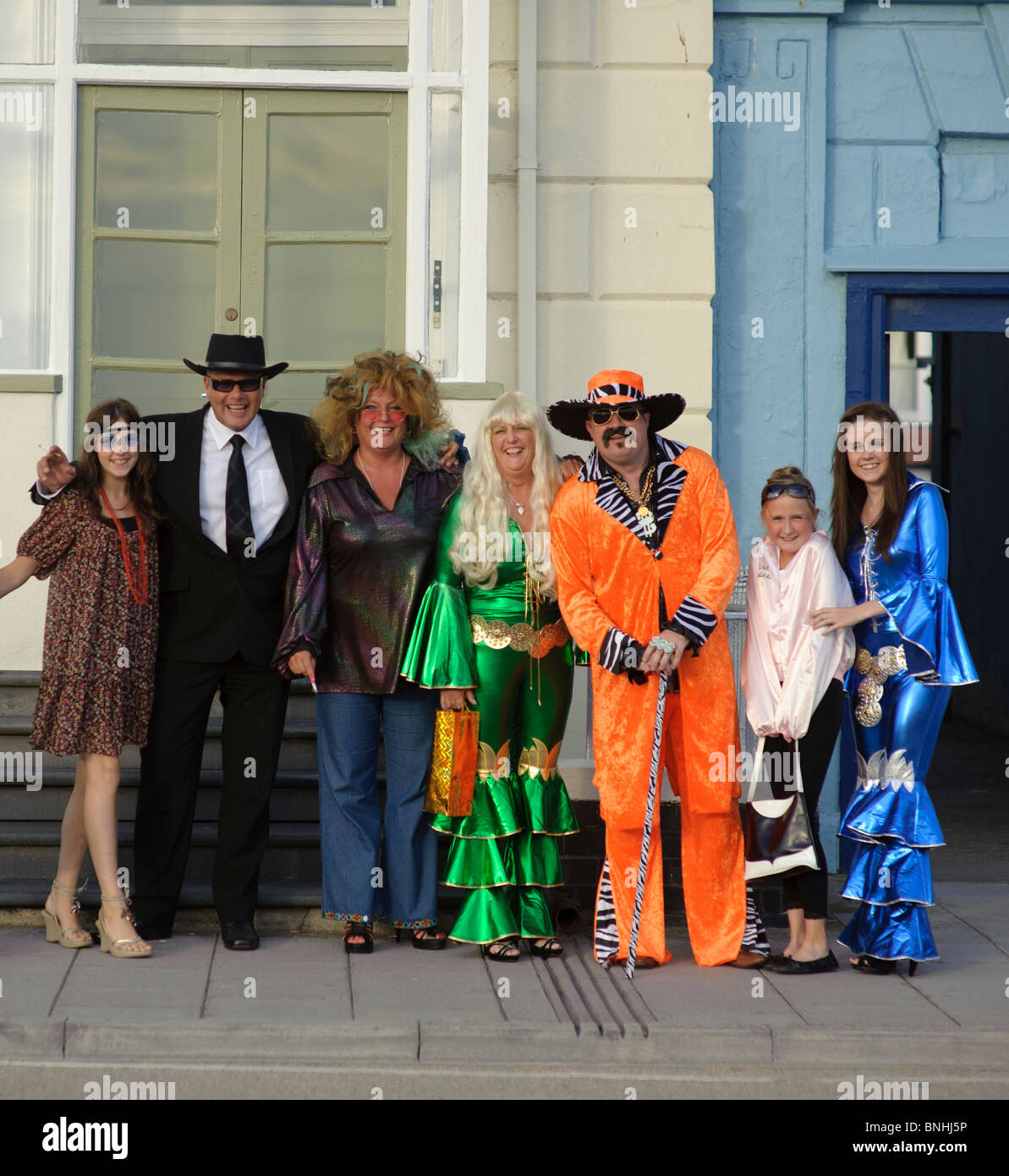 Une famille habillés pour une décennie des années 1970, fête d'anniversaire à thème, UK Banque D'Images