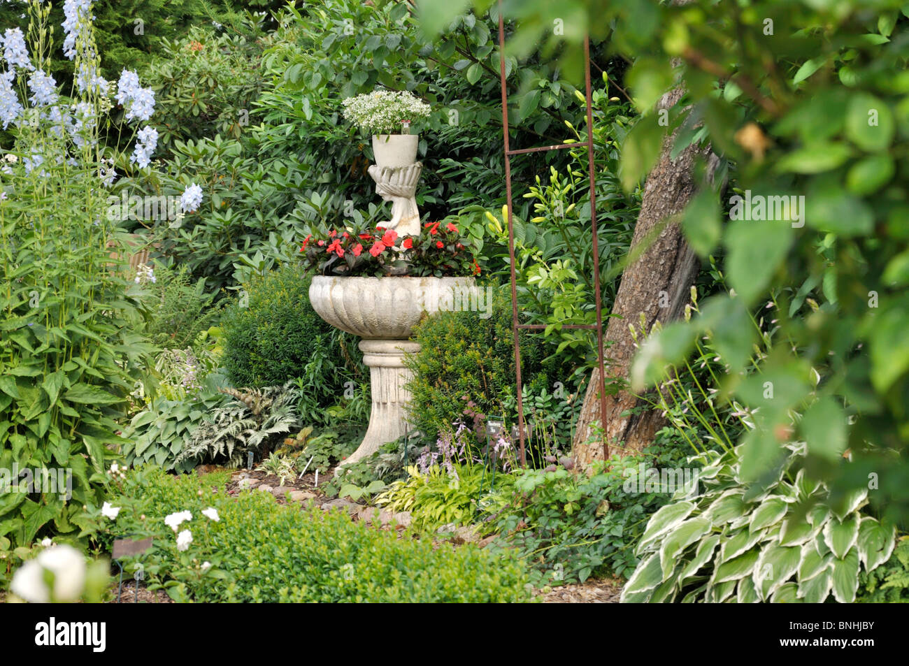 L'euphorbe ésule (Euphorbia hypericifolia 'diamond frost') et buzy lizzie (Impatiens walleriana) dans une fontaine. design : Marianne et detlef lüdke Banque D'Images