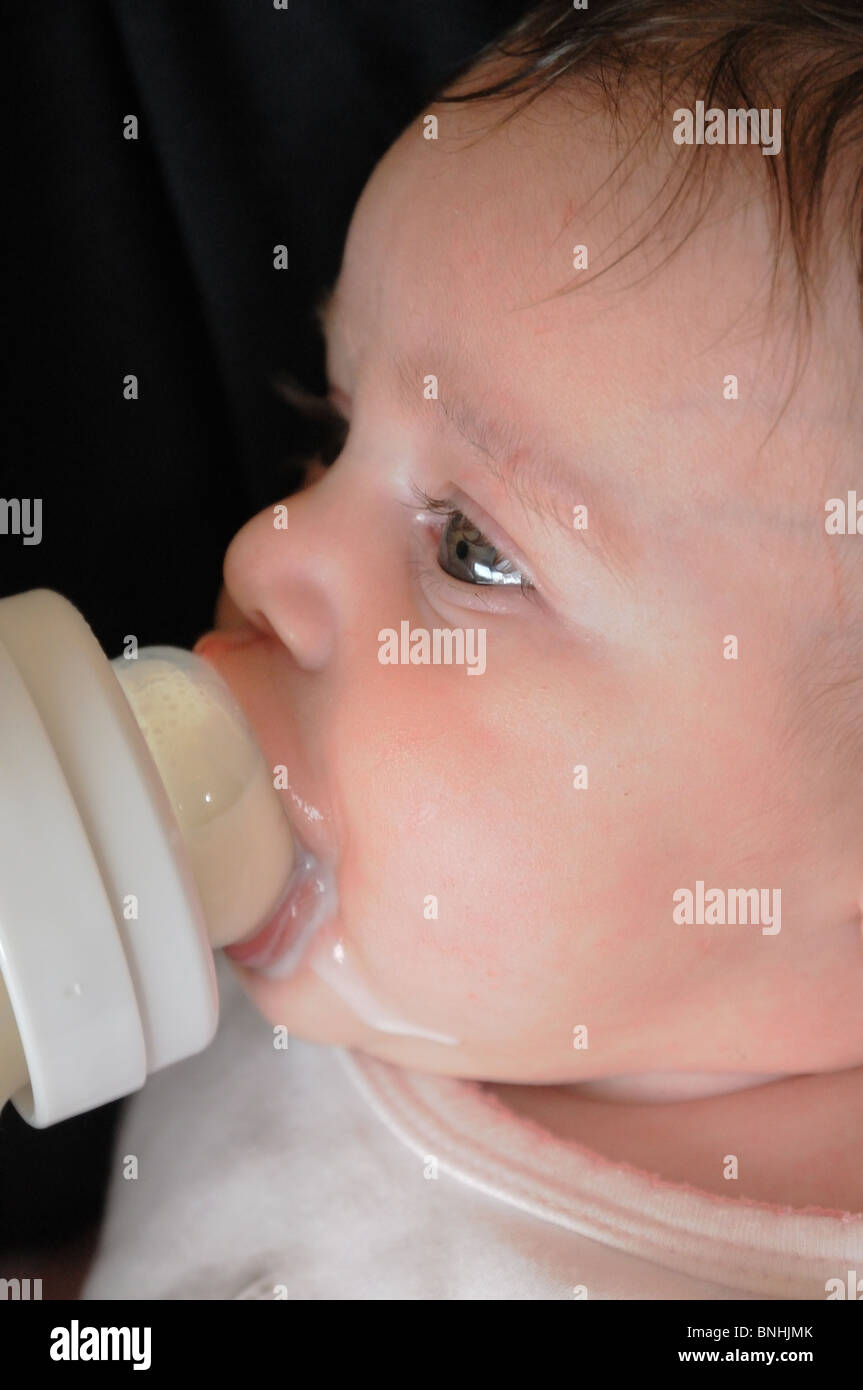 White caucasian anglais trois mois infant baby girl le biberon de lait  maternisé et de sucer la tétine de caoutchouc Photo Stock - Alamy