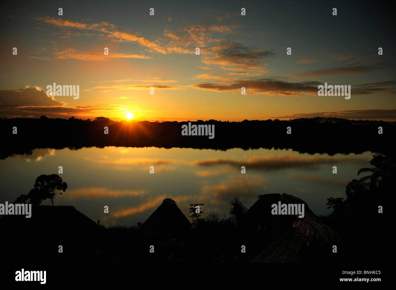 L'Équateur Lac Anangucocha Laguna Napo Wildlife Center Parc national Yasuni communauté Quechua Anangu Amazon Rainforest hut coucher du soleil Banque D'Images