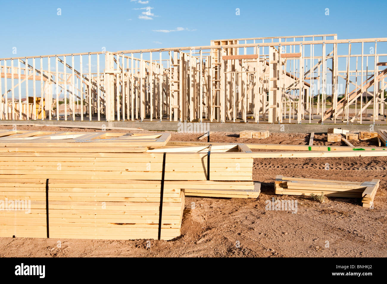 Les matériaux de construction sont empilés sur le site de construction d'une nouvelle maison à ossature bois en construction dans l'Arizona. Banque D'Images