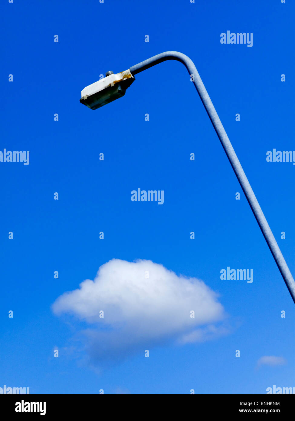 Lampe de rue et publiez avec ciel bleu et nuage blanc en arrière-plan Banque D'Images