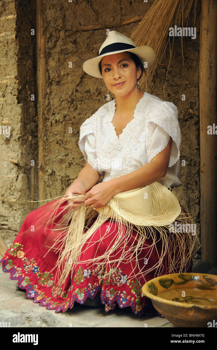 L'Equateur véritable Chapeau Panama Bouilloire Cuenca city le tissage  traditionnel, le travail de transformation de l'artisanat artisanat  artisanat portrait Photo Stock - Alamy