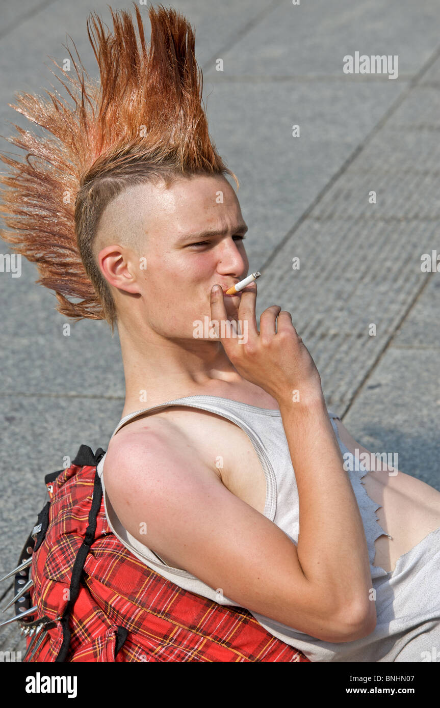 Jeune punk rocker cigarette Banque D'Images