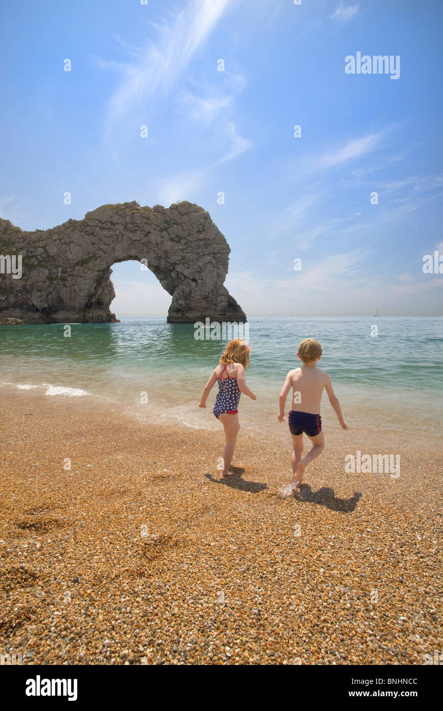 Les enfants sur la plage de Durdle Door, Site du patrimoine mondial de la Côte Jurassique, Dorset Banque D'Images