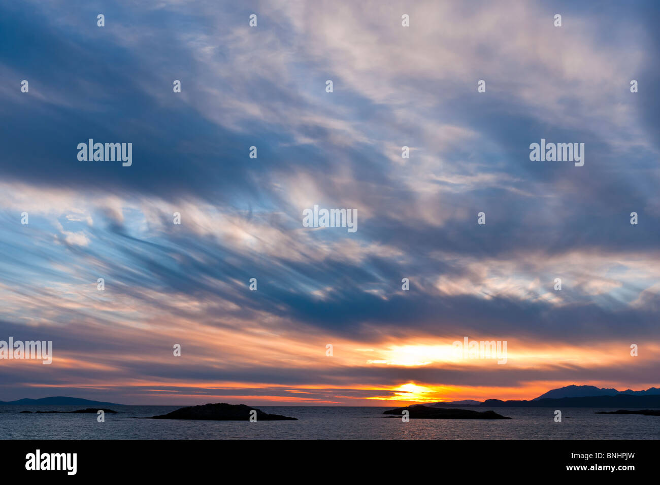 Le coucher du soleil, Skye, Point of Sleat, les Cirrus Banque D'Images