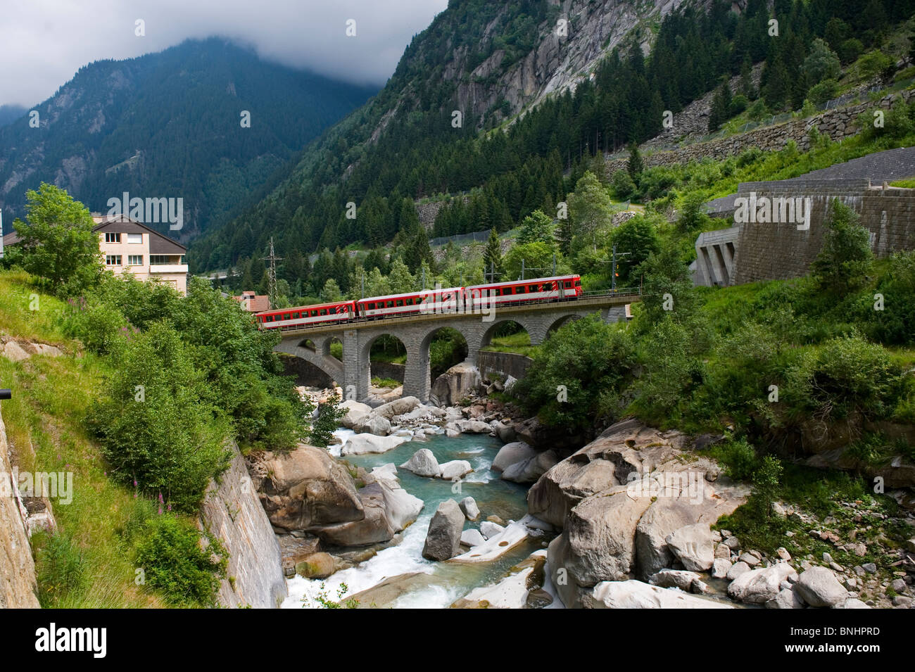 La Suisse. Voyage en Train en Suisse. Matterhorn-Gotthard Bahn (train du nord au-dessus de la rivière Reuss en direction d'Altdorf Banque D'Images