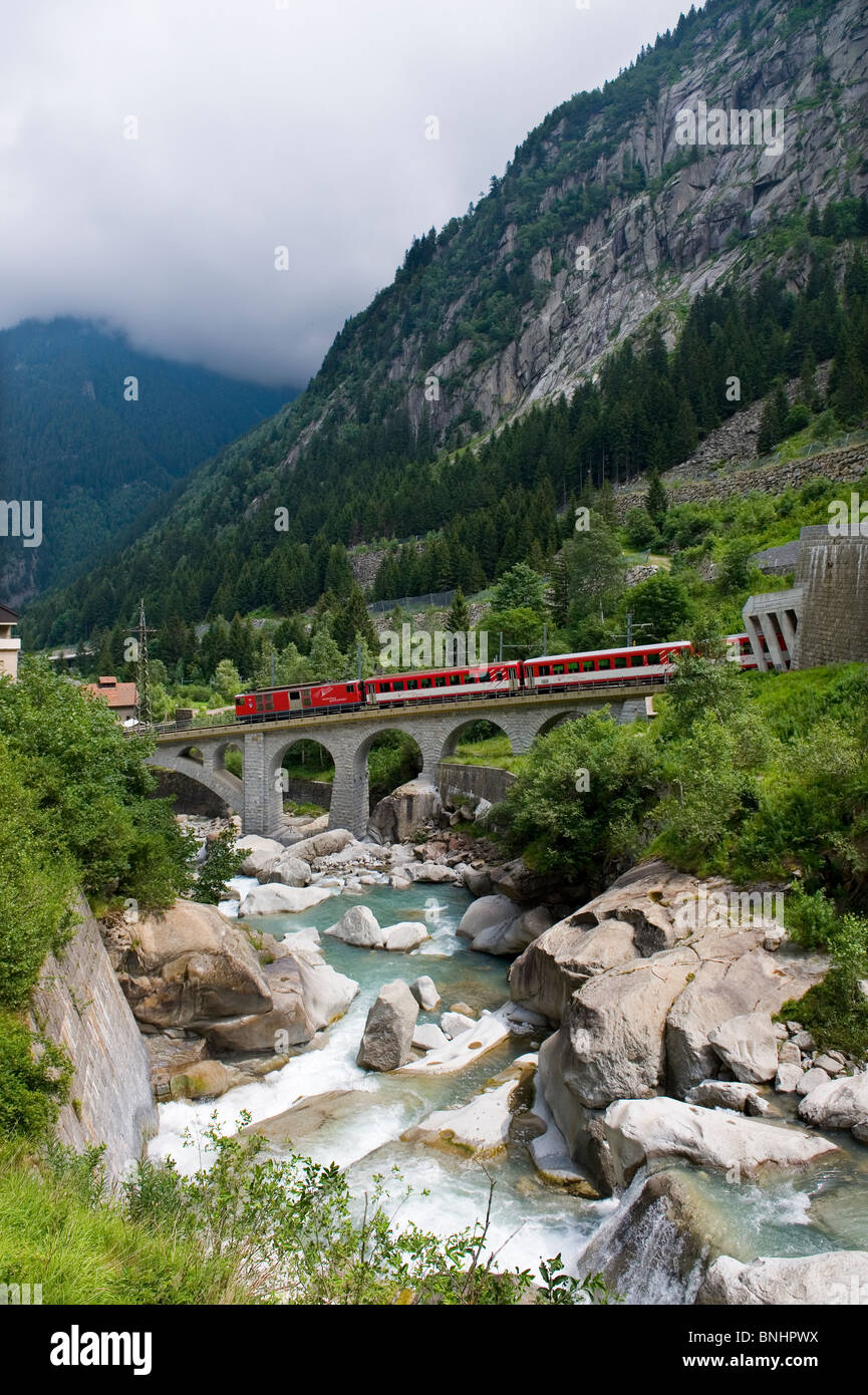 La Suisse. Voyage en Train en Suisse. Le Matterhorn-Gotthard Bahn (train du nord au-dessus de la rivière Reuss vers Alt Banque D'Images