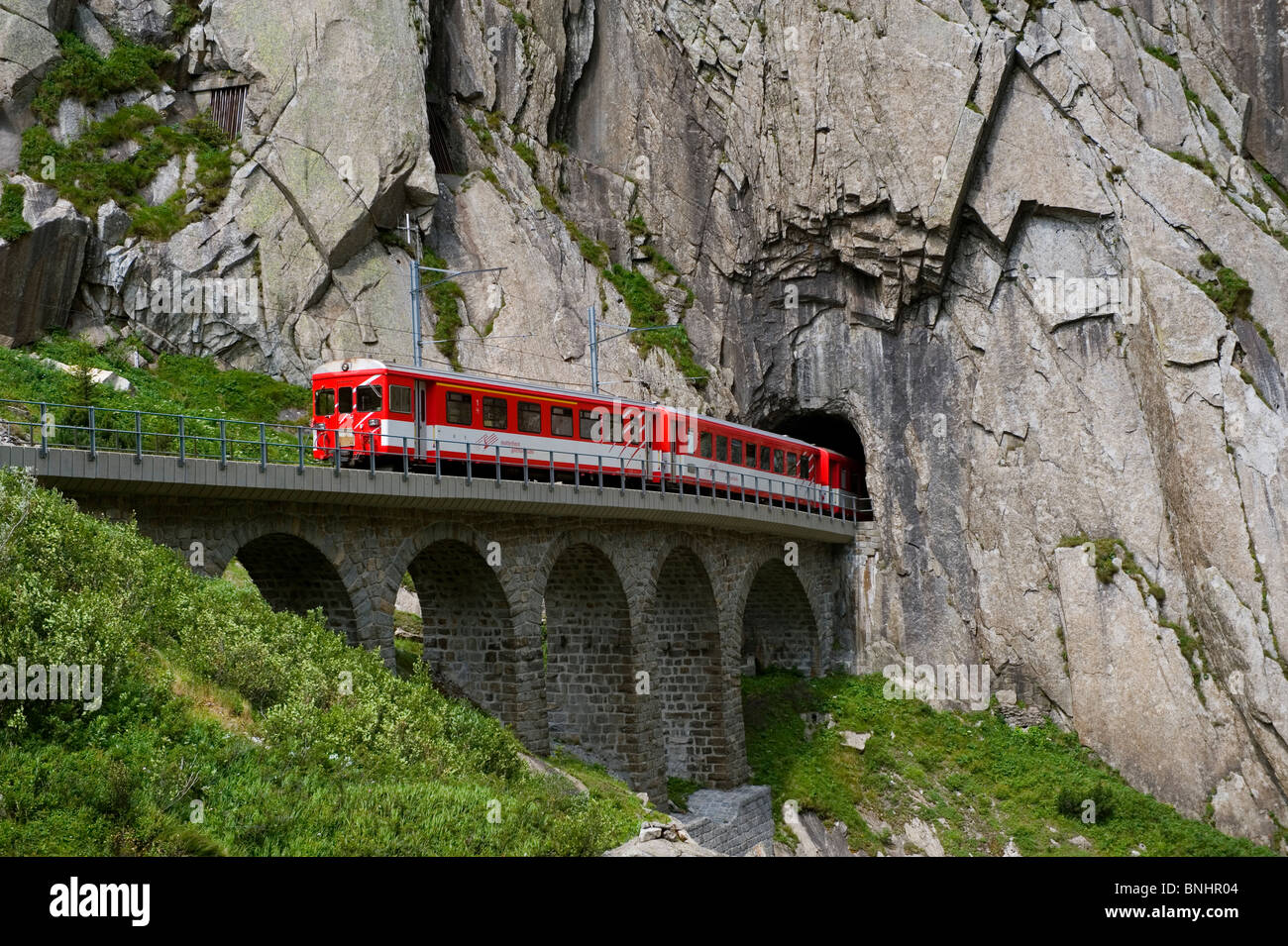 La Suisse. Voyage en Train en Suisse. Le Matterhorn-Gotthard bahn train passe au-dessus du Pont du Diable, le Teufelsbr Banque D'Images