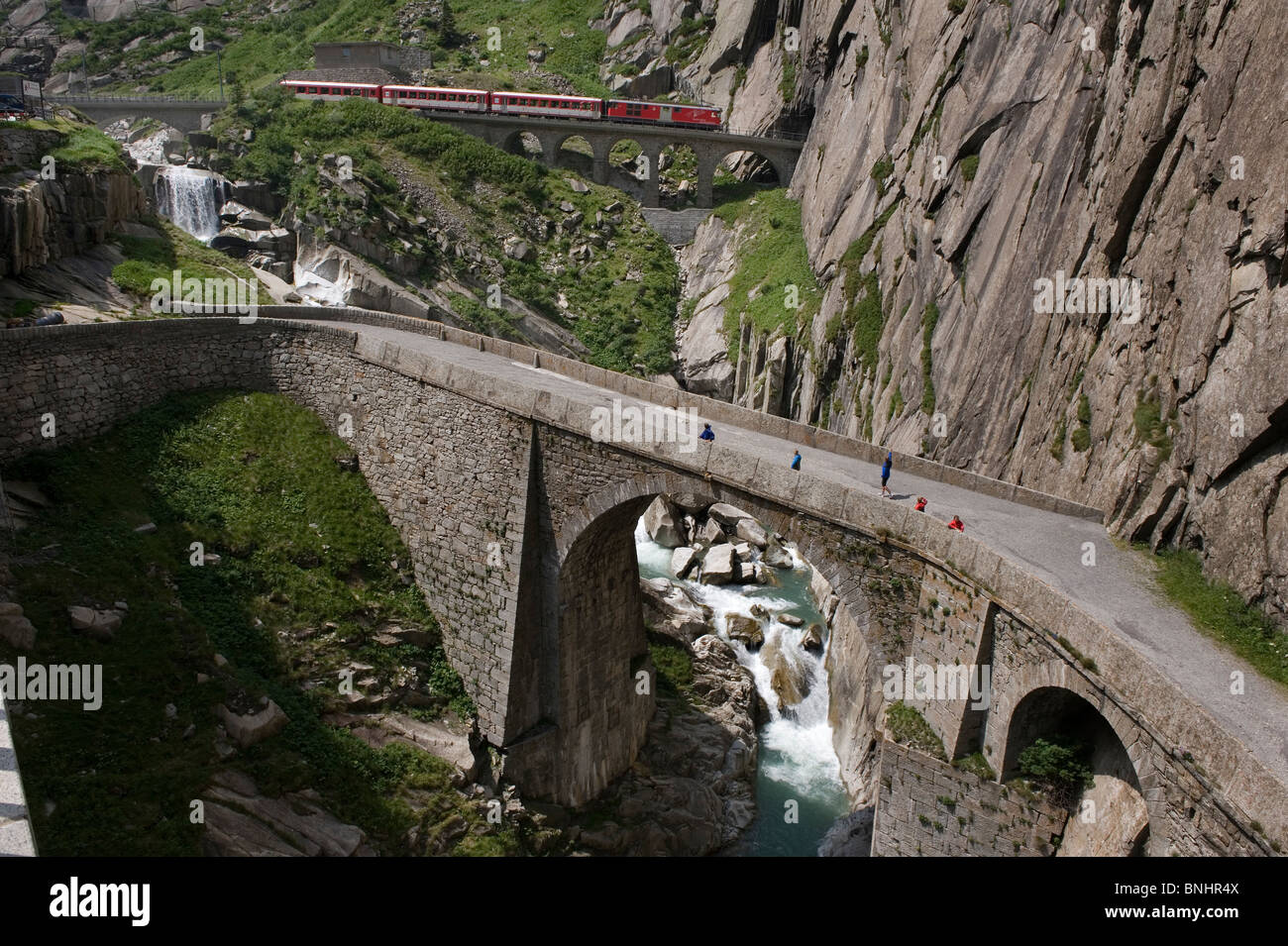 La Suisse. Voyage en Train en Suisse. Le Matterhorn-Gotthard bahn train passe au-dessus du Pont du Diable, le Teufelsbr Banque D'Images