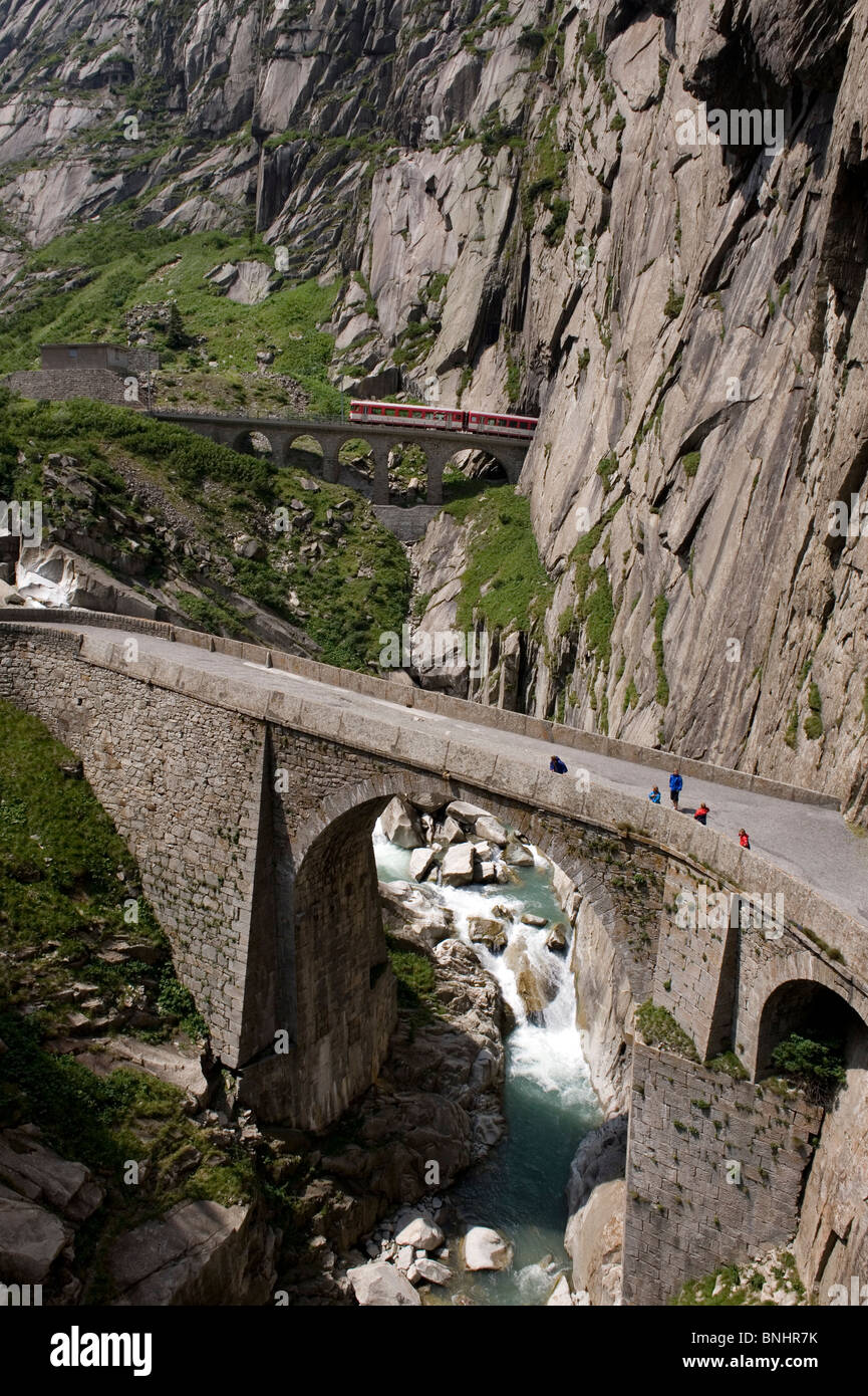 La Suisse. Voyage en Train en Suisse. Le Matterhorn-Gotthard bahn train passe au-dessus du Pont du Diable, le Teufelsbru Banque D'Images