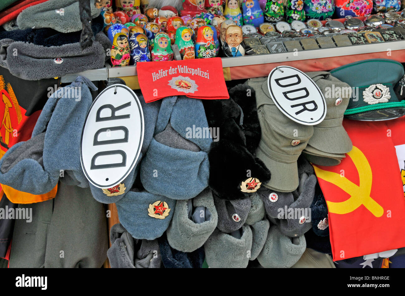 Chapeaux Chapeaux Casquette militaire soviétique de la RDA DDR Nostalgie  Souvenirs uniformes uniforme de l'Armée de Checkpoint Charlie Berlin city  Allemagne Photo Stock - Alamy