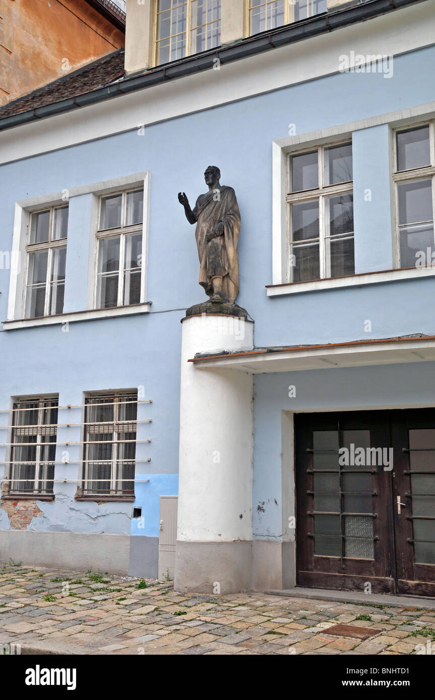 Immeuble ancien avec la sculpture, Bratislava, Slovaquie, Europe Banque D'Images
