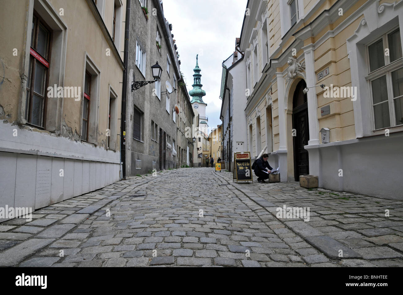 Jeune artiste candidats ses croquis frais sur Old street, Bratislava, Slovaquie,Europa Banque D'Images