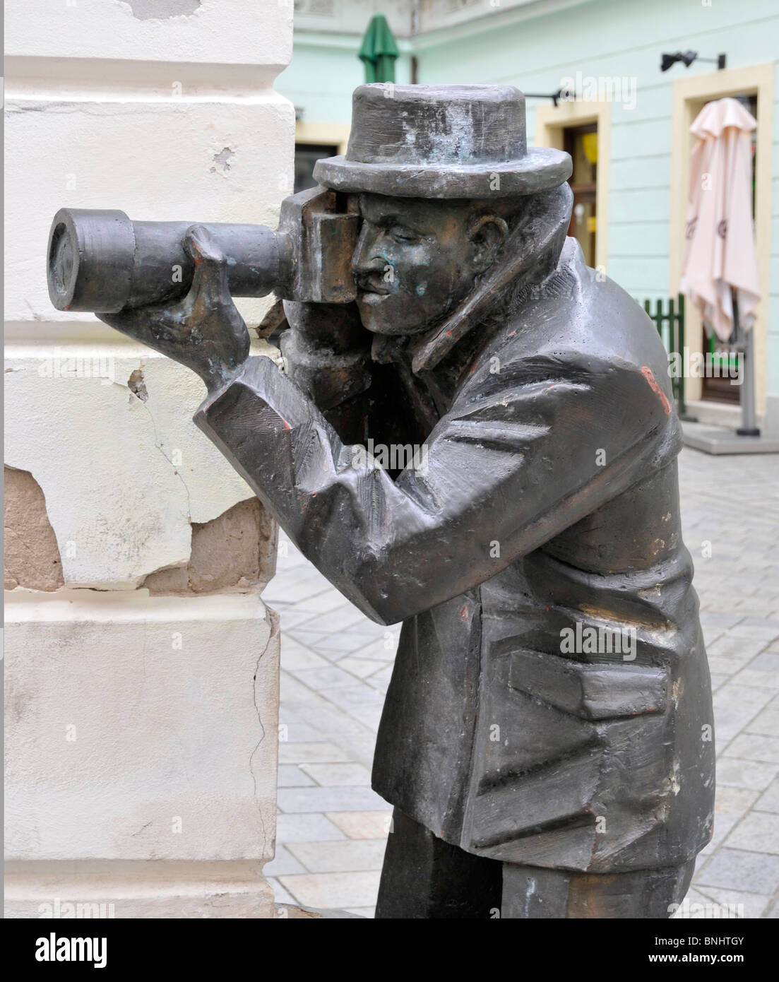 Statue d'un paparazzi par le sculpteur Radko Macuha, Bratislava, République Slovaque Banque D'Images