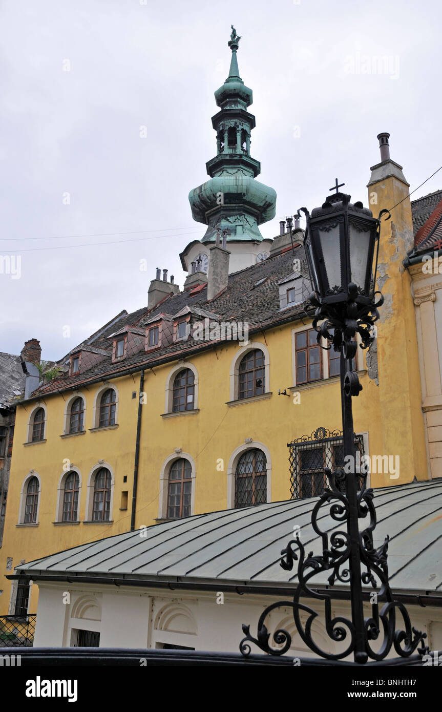 Vue sur Bratislava avec haut de la cathédrale,sculpture et lampadaire, Bratislava, République Slovaque, Europa Banque D'Images