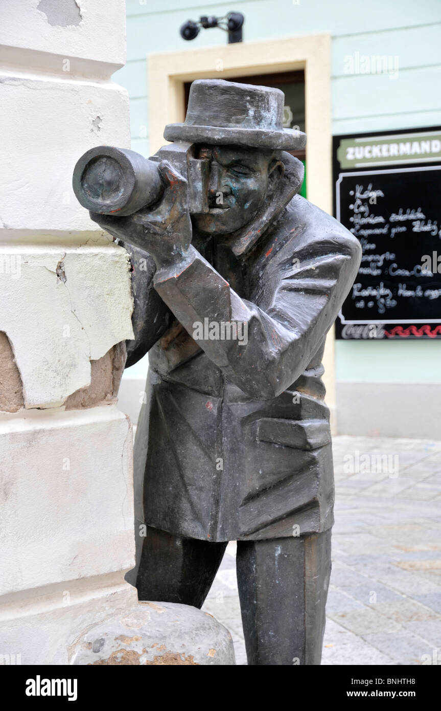 Statue d'un paparazzi par le sculpteur Radko Macuha, Bratislava, République Slovaque Banque D'Images