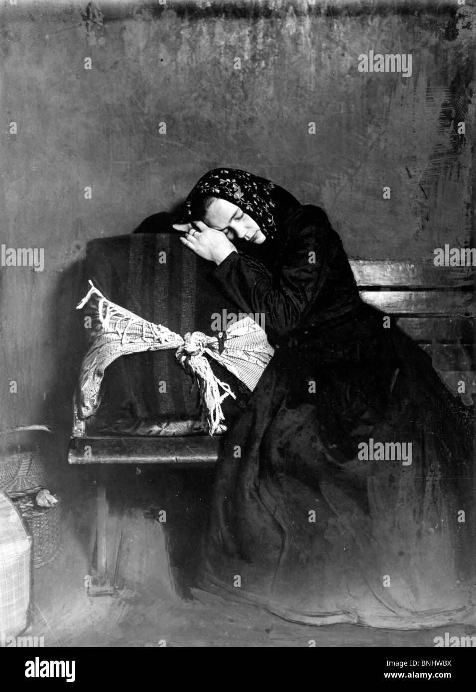 USA female emigrant Ellis Island New York 1905 femme fille fatigué des bagages de couchage assurance l'émigration histoire de migration est arrivé Banque D'Images
