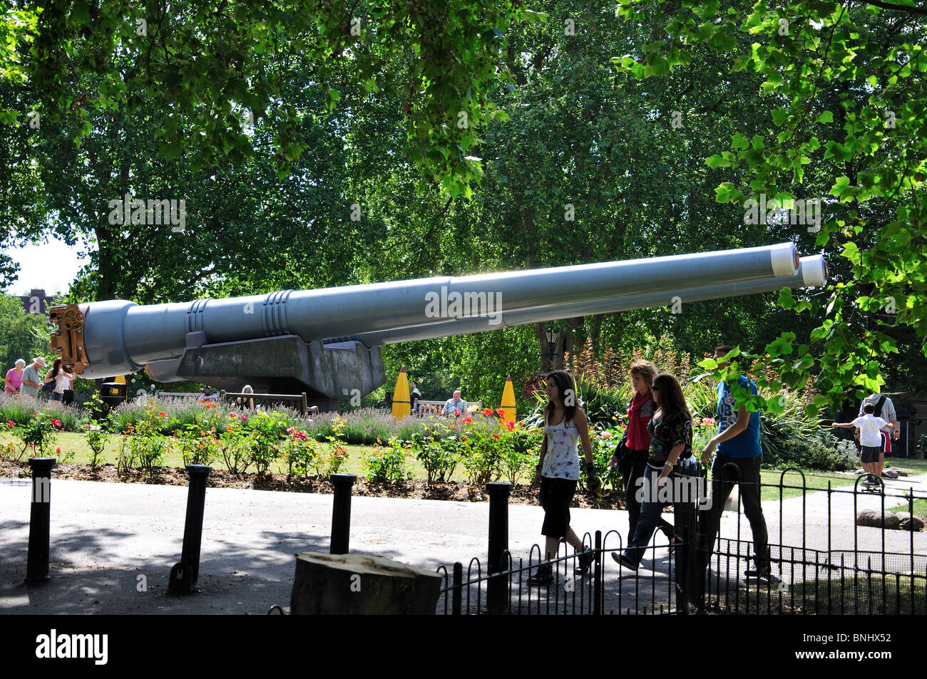15 canons, Imperial War Museum, Lambeth Road, le London Borough of Southwark, Londres, Angleterre, Royaume-Uni Banque D'Images