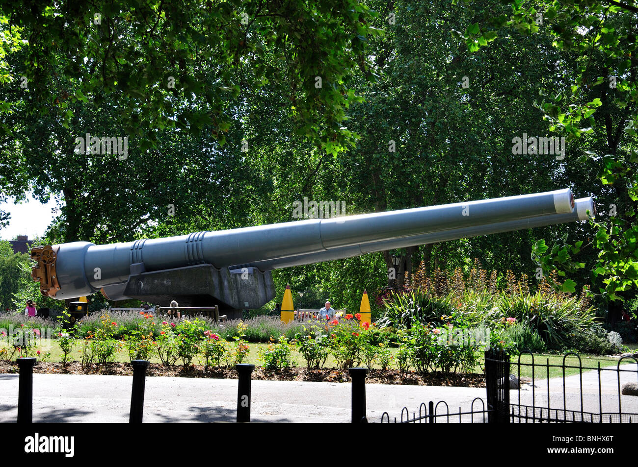 15 canons, Imperial War Museum, Lambeth Road, le London Borough of Southwark, Londres, Angleterre, Royaume-Uni Banque D'Images