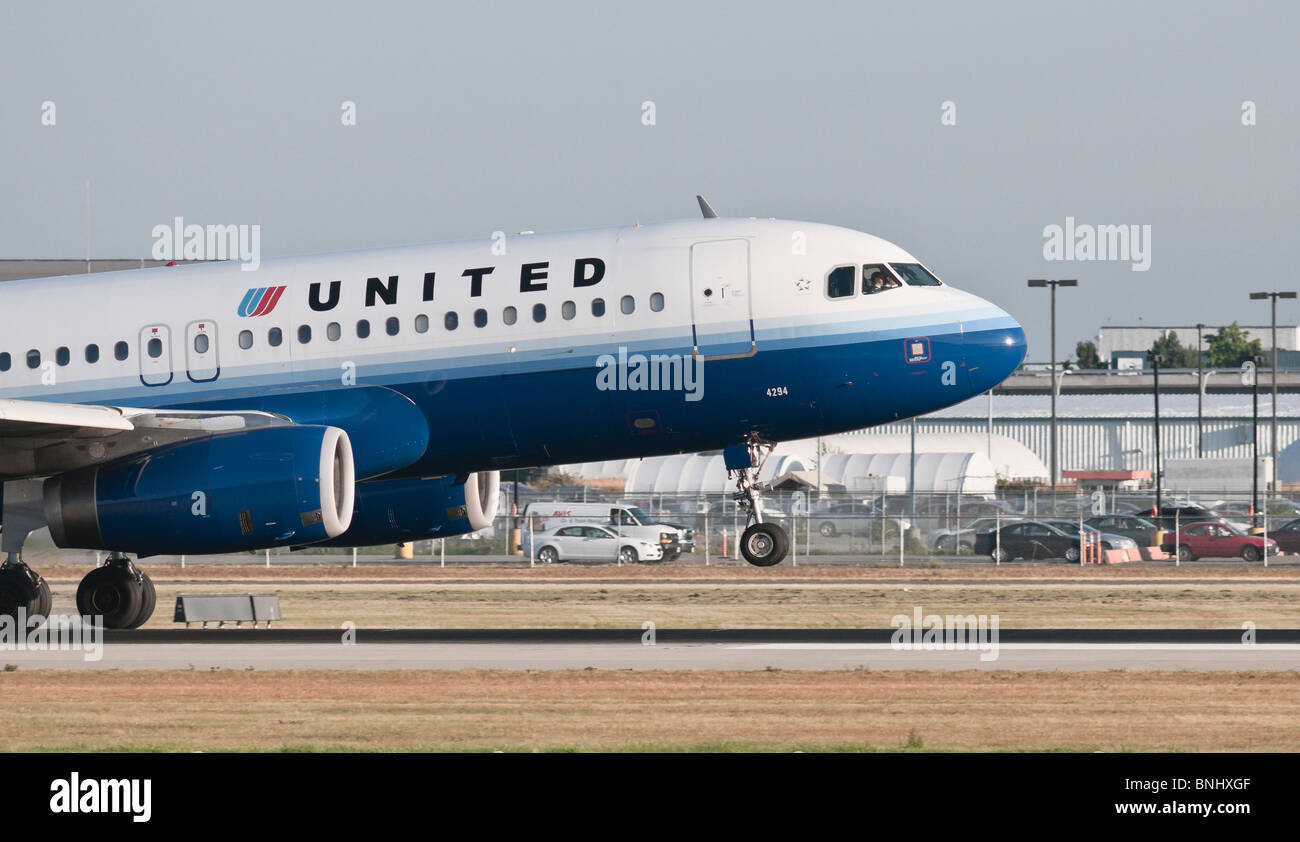 Un United Airlines Airbus A320 avion de ligne commerciale à l'atterrissage à l'Aéroport International de Vancouver. Banque D'Images