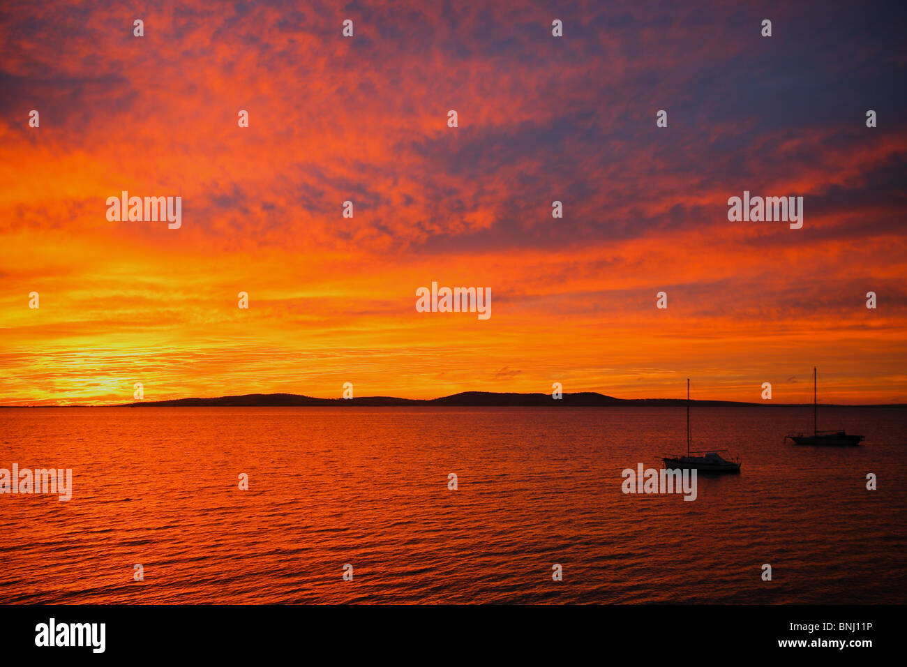 Lever du soleil sur la baie avec des bateaux Banque D'Images