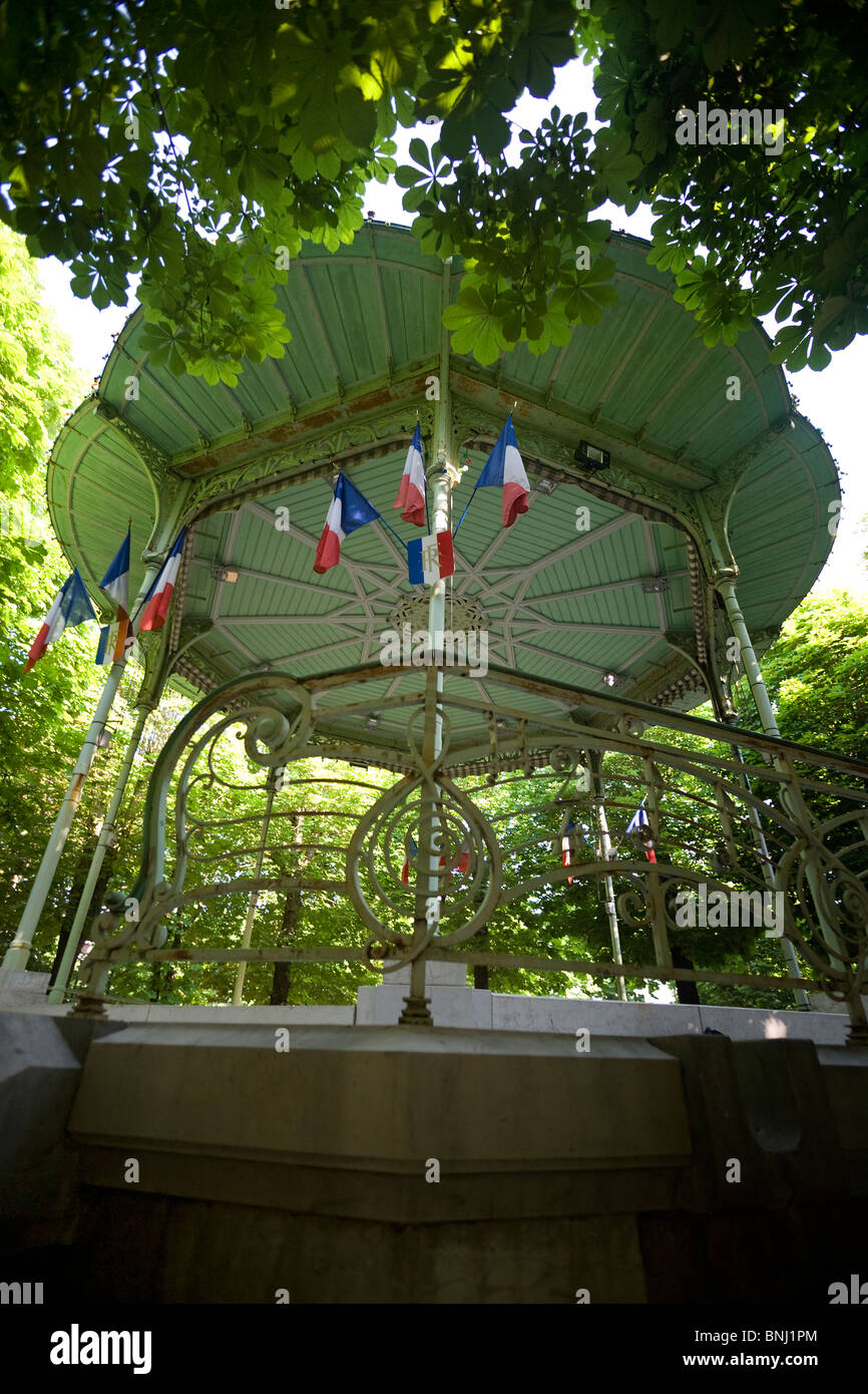 Le kiosque de l'hôpital ressort dans le parc des sources de Vichy (France). Le kiosque à musique de la source de l'hôpital, à Vichy Banque D'Images