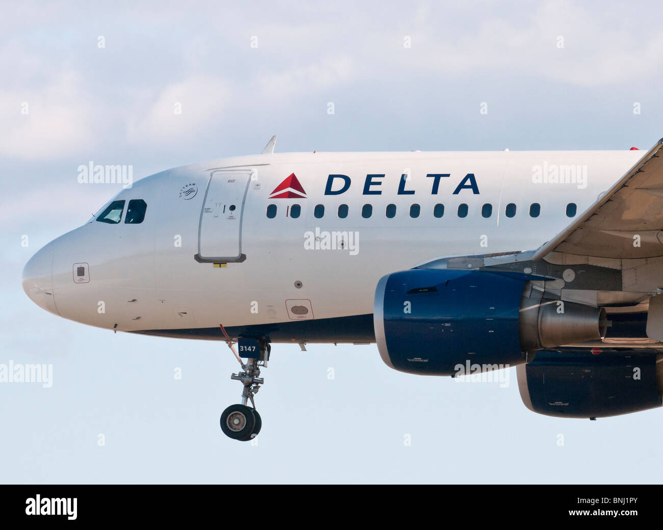 Un Delta Air Lines A319 d'Airbus (A319-114) Avion de ligne commerciale en approche finale pour l'atterrissage . Banque D'Images