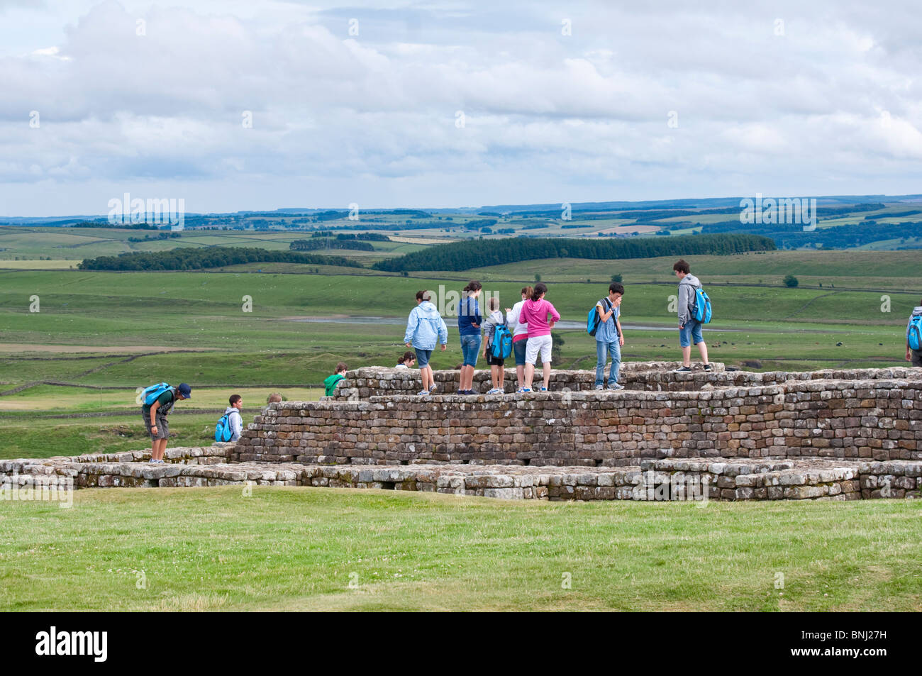 Les enfants bénéficiant d'explorer les vestiges romains au mur d'Hadrien, Northumberland Banque D'Images