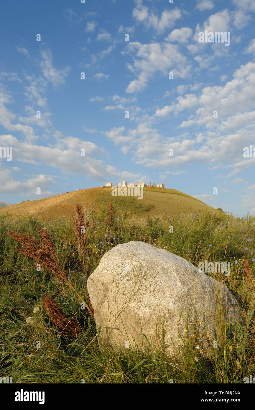 Paysage avec cimetière kirghize et grosse pierre Banque D'Images