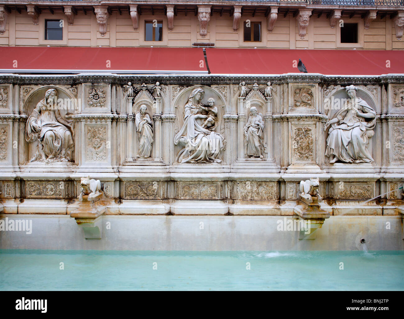 Sienne - fontaine sur la Piazza del Campo Banque D'Images