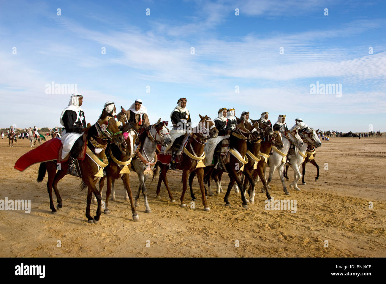 Afrique Tunisie Afrique du Nord arabe arabe arabe berbère ville ville Douz hommes maris turban modèle ne libération chevaux rider Banque D'Images