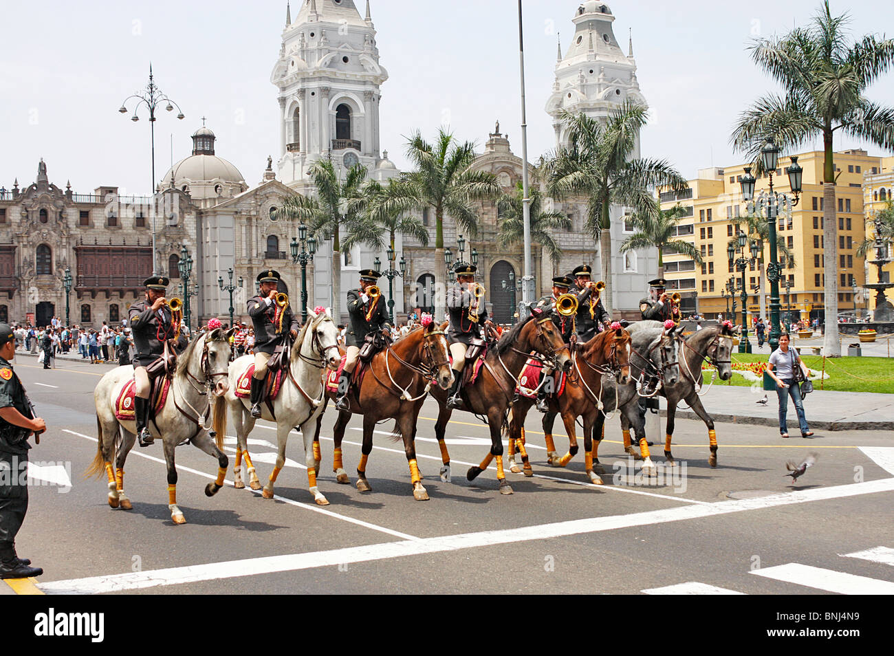 Canada's ride clairon le passé Royal palais présidentiel à la relève quotidienne de la garde côtière sur la Plaza Mayor, Lima,Mexique. Banque D'Images