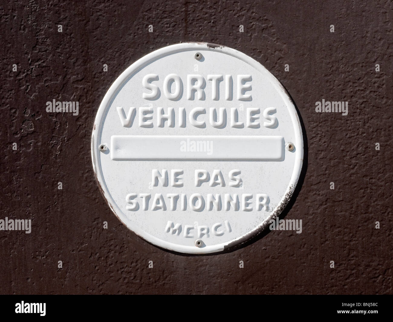 Aucun stationnement français / sortie pour les voitures panneau d'avertissement. Banque D'Images