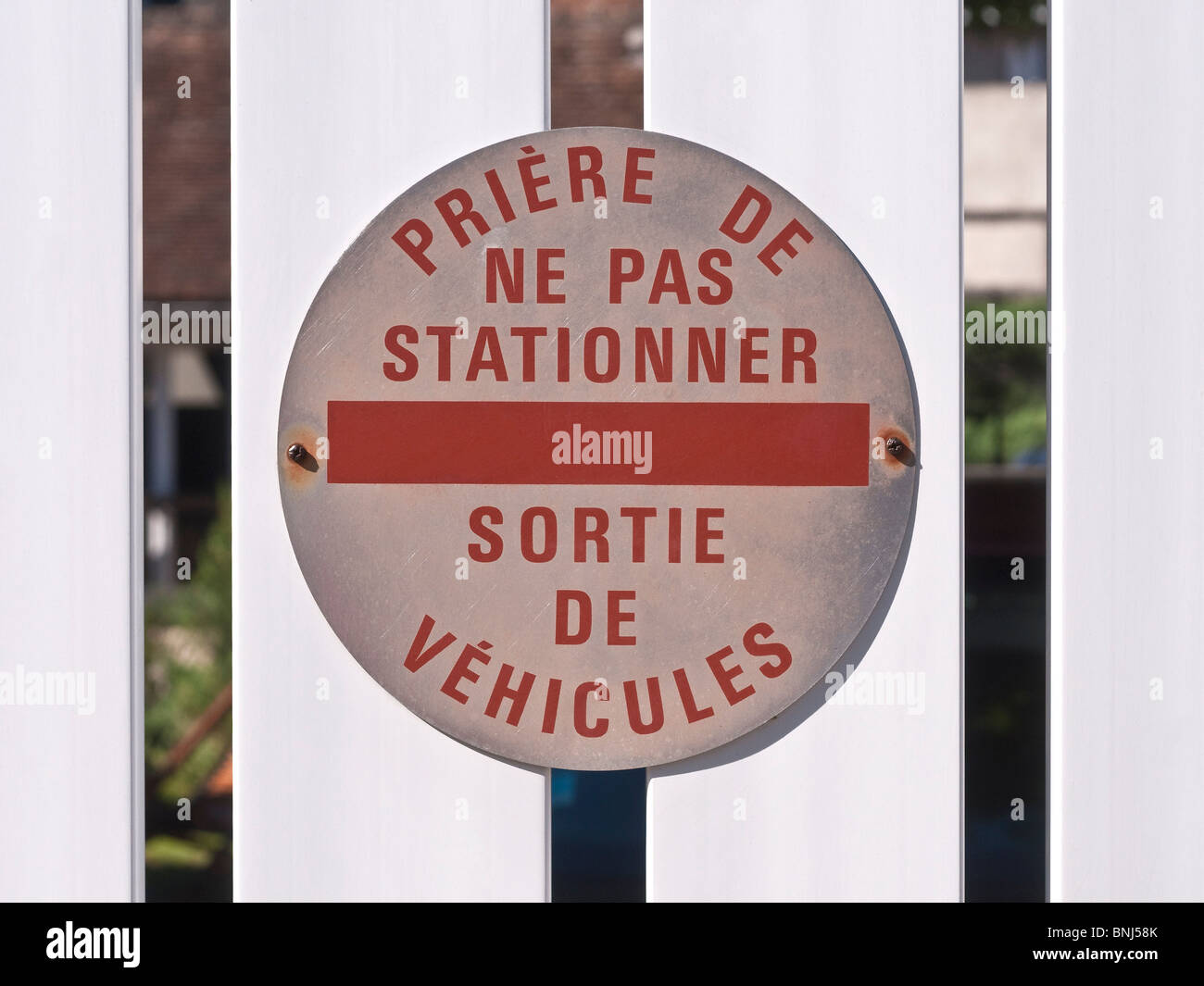 Aucun stationnement français / sortie pour les voitures panneau d'avertissement. Banque D'Images