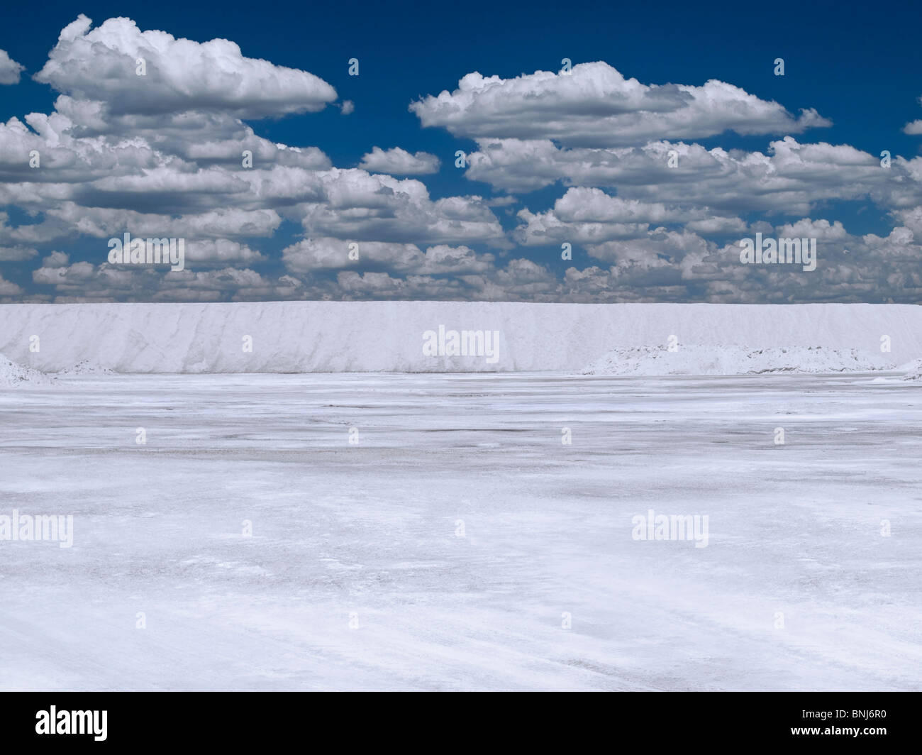 Grande mine de sel ouvert sous un ciel bleu. Banque D'Images