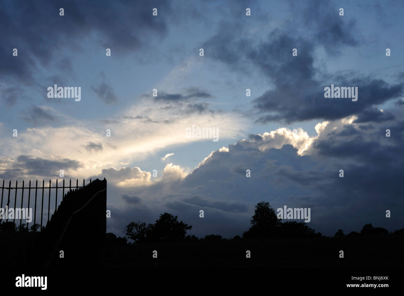 Le ciel et les nuages d'un soir d'été anglais. Banque D'Images