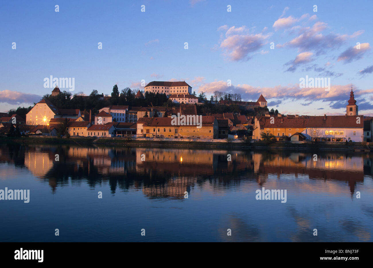 La Slovénie town city river stream château Vieille Ville de Drava Ptuj ville lumière du soir Banque D'Images