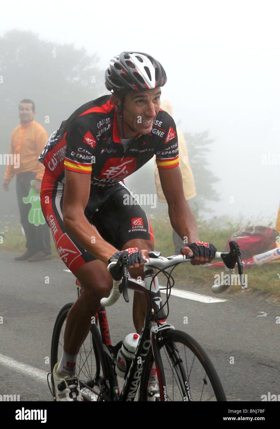 Caisse d'Epargne cycliste en compétition dans la 17e étape du Tour de  France 2010 sur le Col du Tourmalet, Pyrénées françaises Photo Stock - Alamy