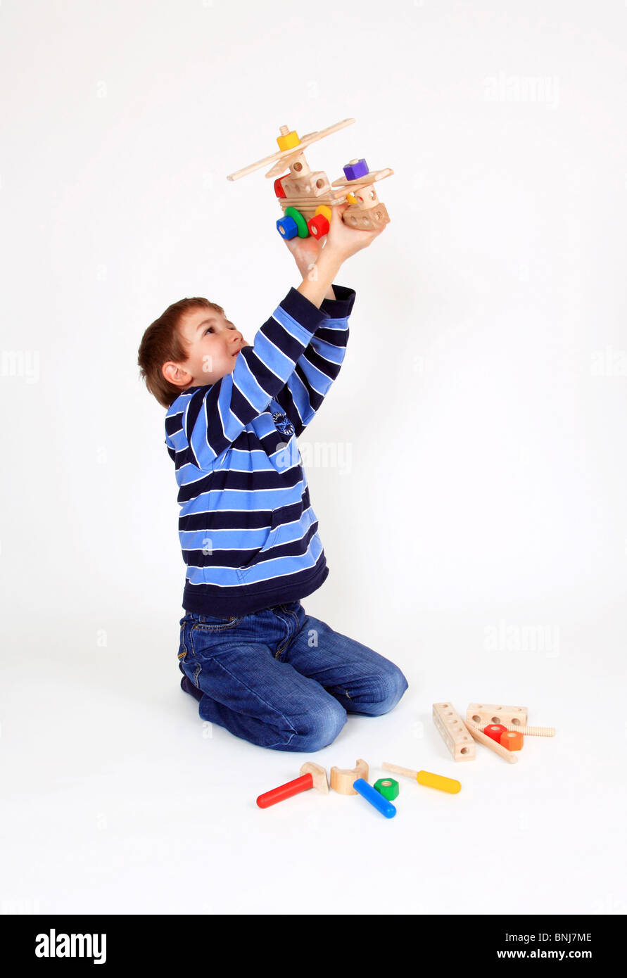 Garçon enfant enfants fond Blanc Hélicoptère 6 ans conzentration construire  jouer jouet jouets en bois Photo Stock - Alamy