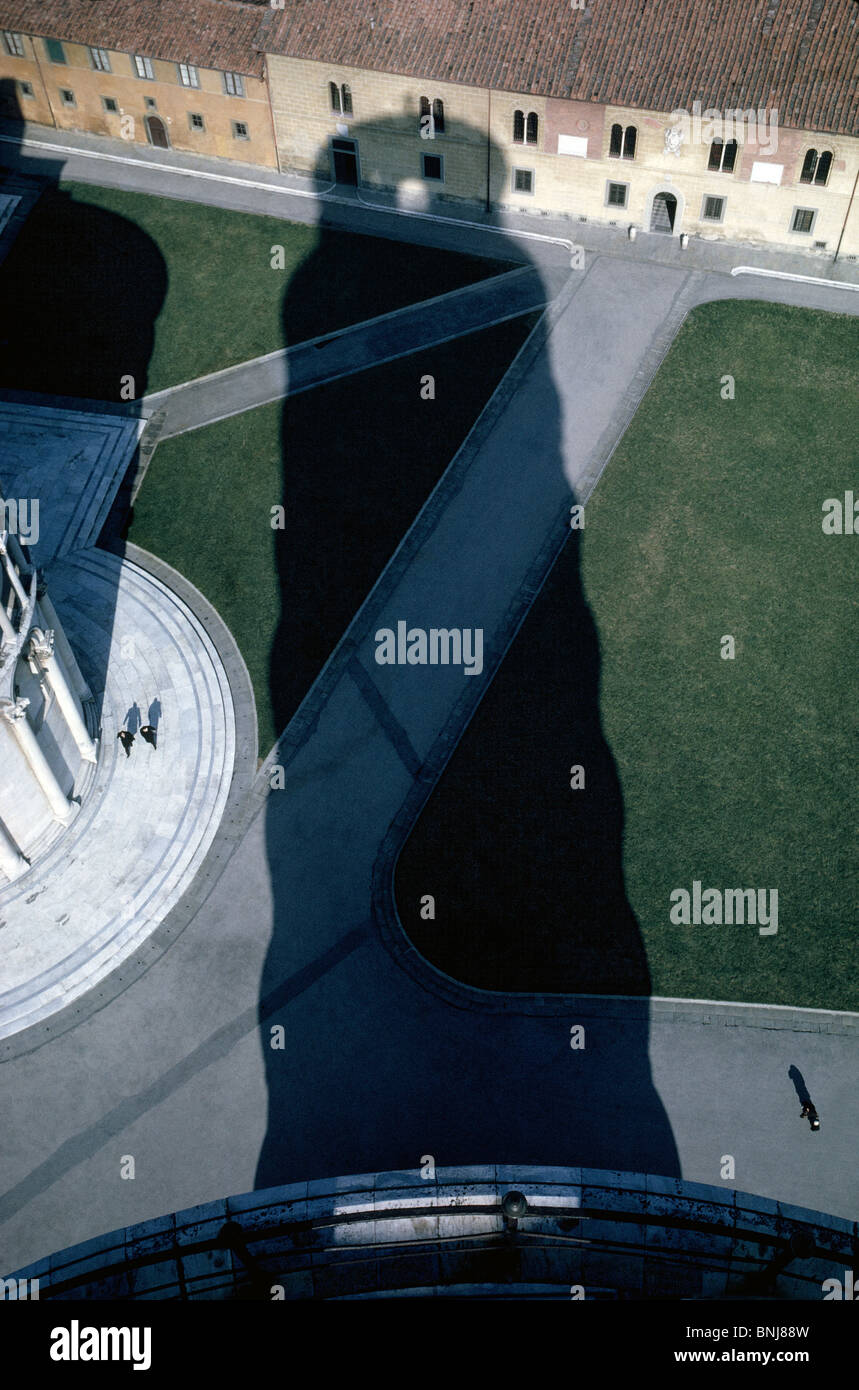 Une fin d'après-midi vue depuis le haut de la célèbre tour penchée de Pise campanile montre son ombre au casting Place de la cathédrale de Pise, Italie. Banque D'Images