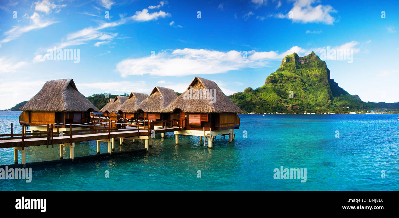 Îles de la société Tahiti Iles de la société Bora Bora Island Sea chalets bungalows toits de paille waters mountain le Mont Otemanu passerelle Banque D'Images