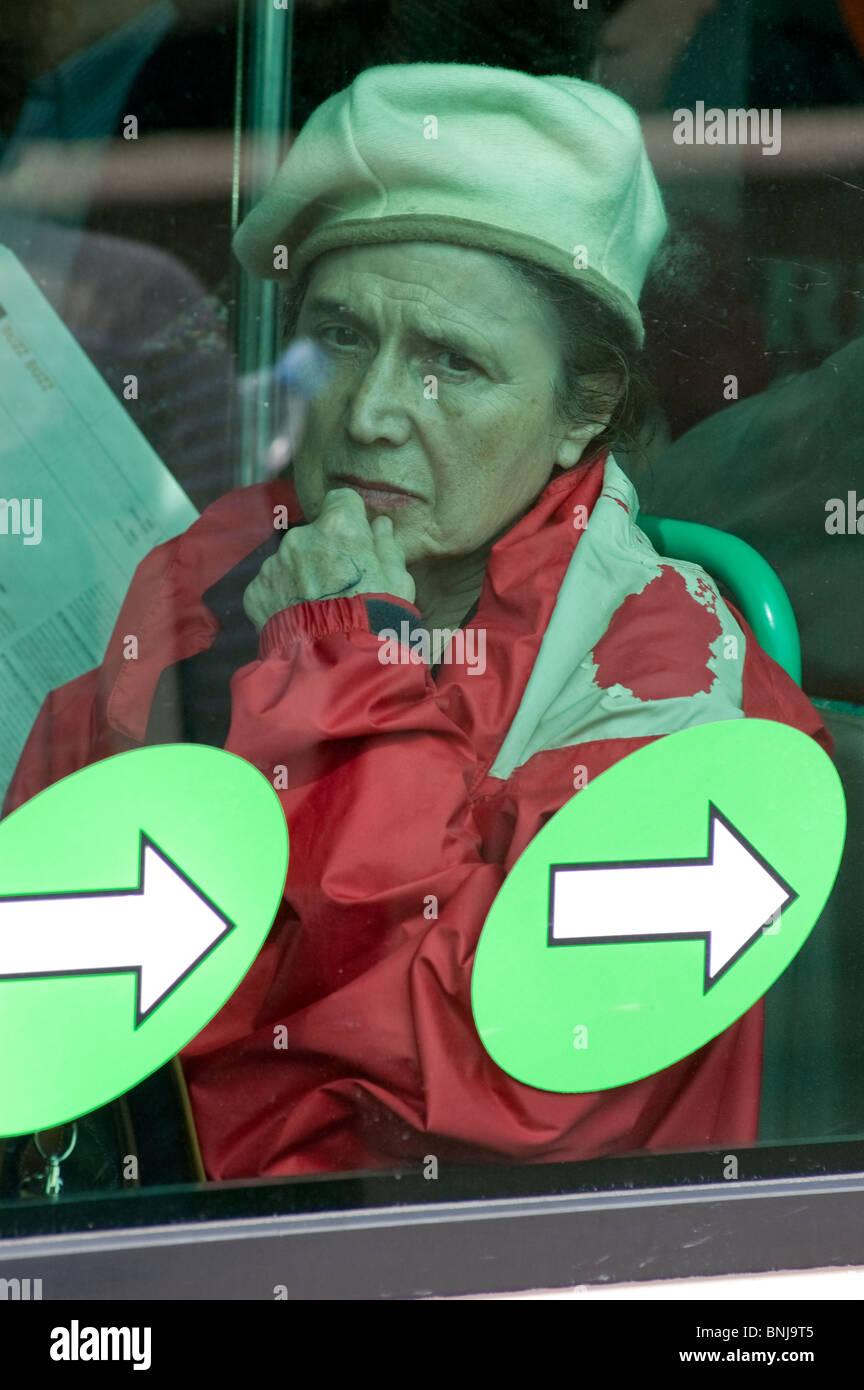 Woman riding un bus métropolitain à Paris, France Banque D'Images