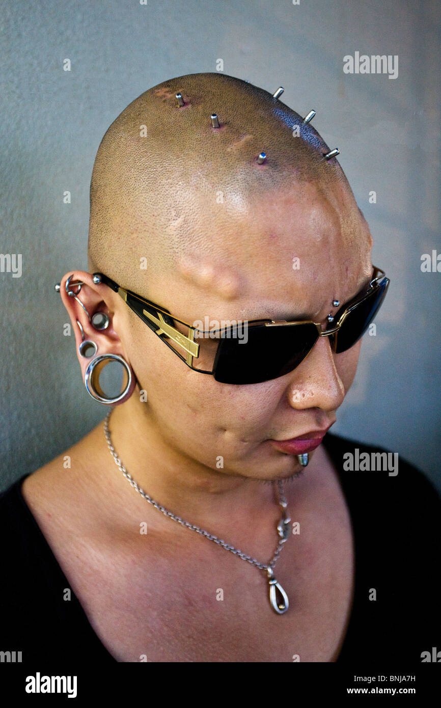 Japon Asie Tokyo Ville Femme Ville Femme Bijoux Piercing Crane Chauve Crane Chauve Lunettes Baree Clippe Photo Stock Alamy