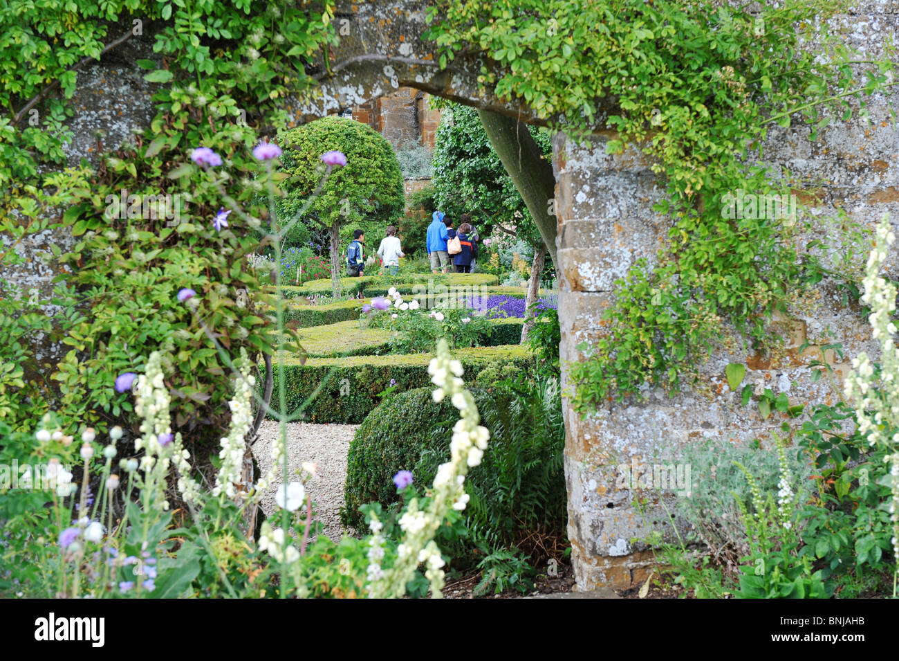 Jardins de Château de Broughton historique près de Banbury dans l'Oxfordshire. Bastion royaliste de la guerre civile anglaise Banque D'Images