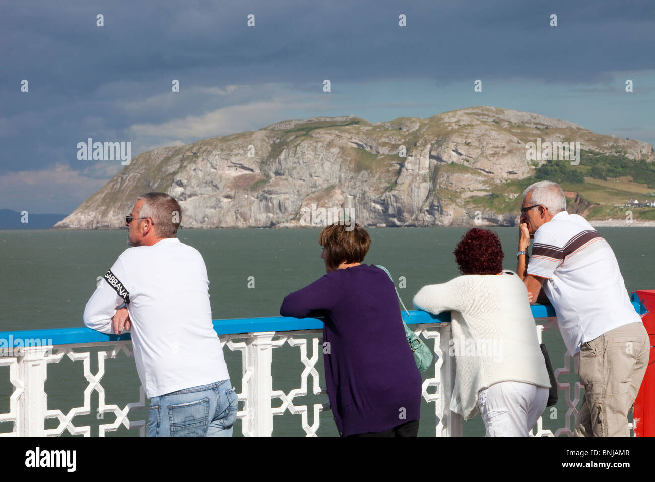 Les touristes en jetée de Llandudno dans le nord du Pays de Galles à la tête en direction de Little Ormes. Banque D'Images