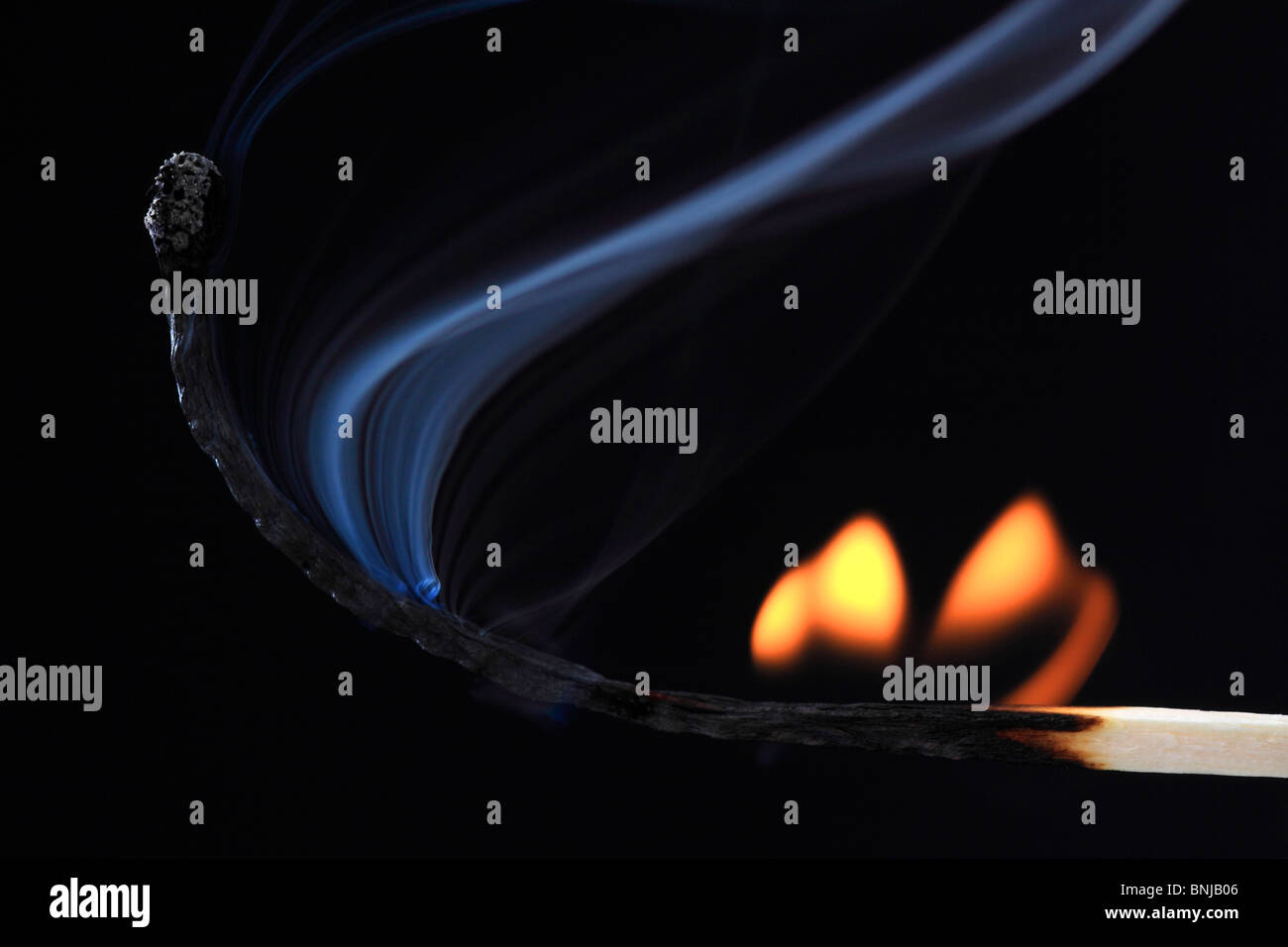 Match de gravure de la fumée bleue Fond noir Studio correspond à feu marque symbole flamme flammes plus léger Studio Match de fumée Banque D'Images